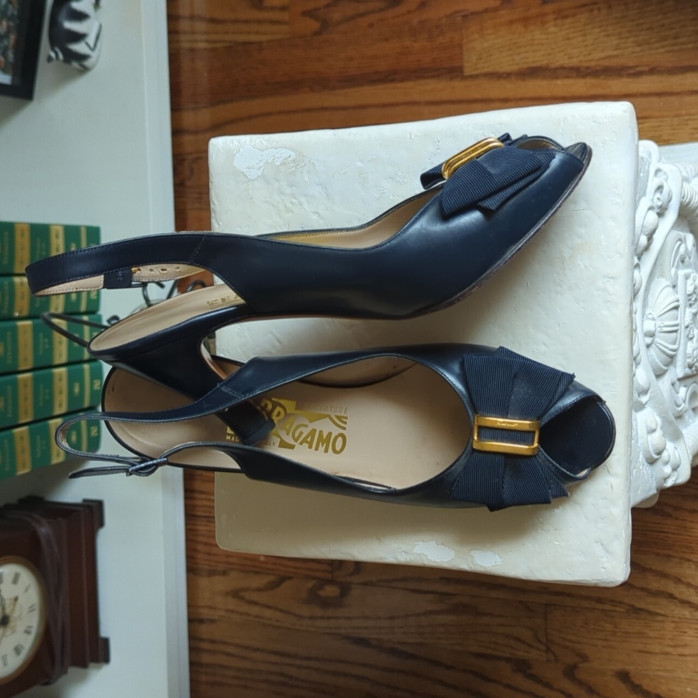 Fabulous Ferragamo Slingback Heels Shoes In RARE Medium Width! Size 8.5